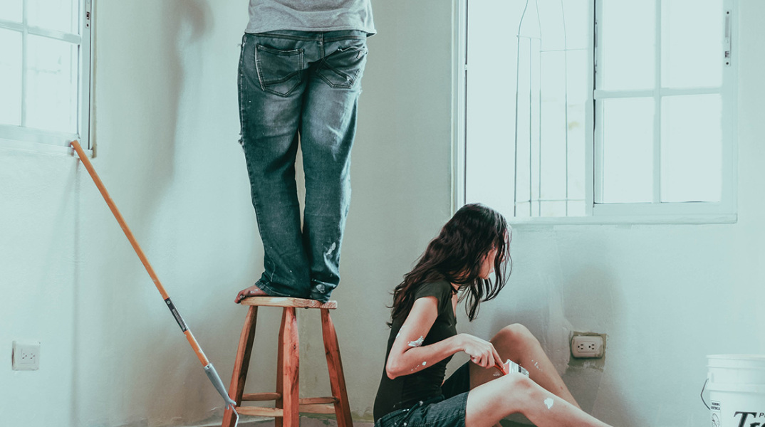 Ζευγάρι φτιάχνει το σπίτι του