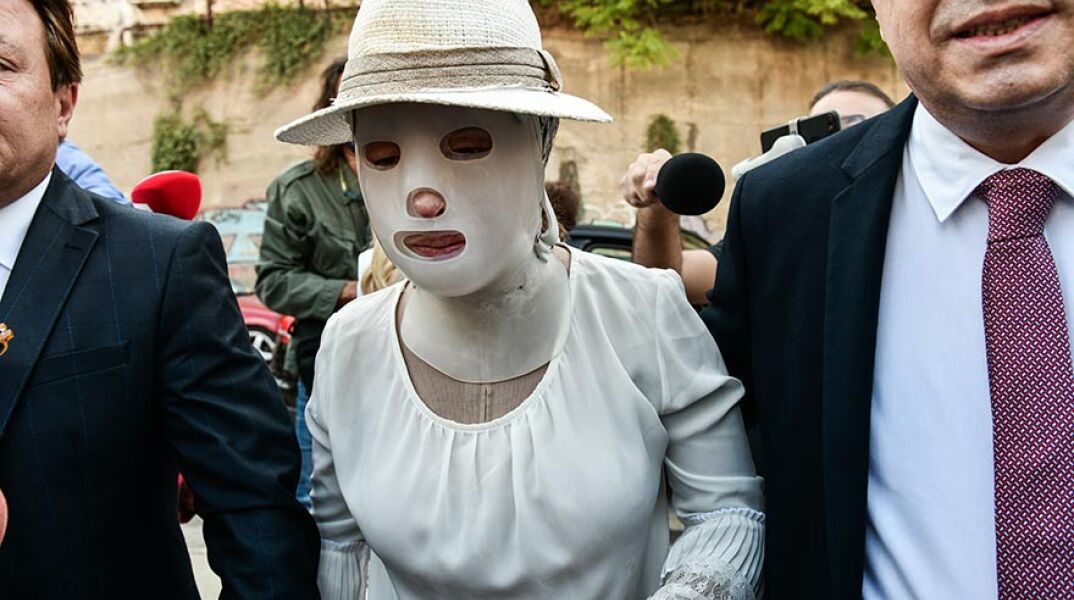 H Ιωάννα Παλιοσπύρου προσέρχεται στην αίθουσα του Μικτού Ορκωτού Δικαστηρίου για την εκδίκαση της επίθεσης με βιτριόλι εναντίον της, φορώντας την ειδική μάσκα