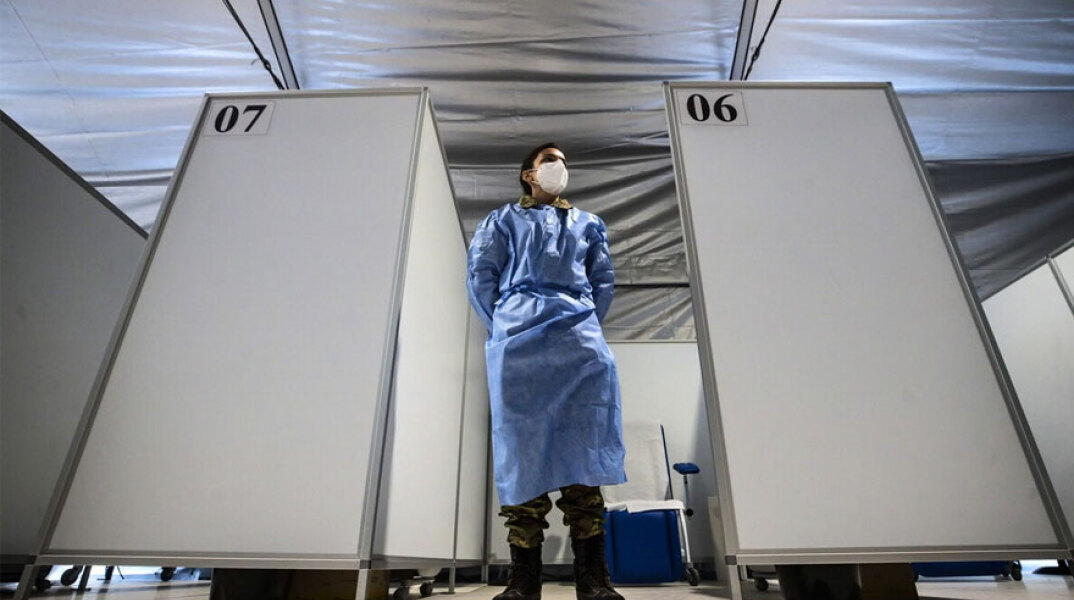 Υγειονομικός σε εμβολιαστικό κέντρο στην Ιταλία (ΦΩΤΟ ΑΡΧΕΙΟΥ) - Η κυβέρνηση Ντράγκι σχεδιάζει να κάνει υποχρεωτικό το «πράσινο πάσο» για τον κορωνοϊό στους εργαζόμενους