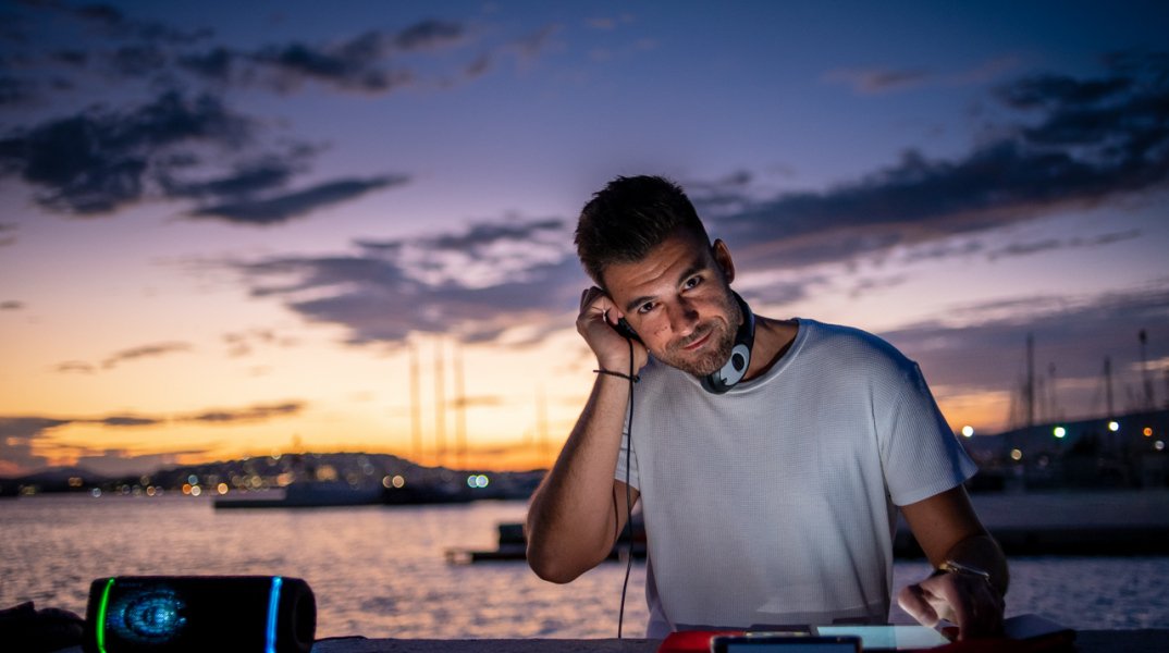 O DJ Νάσος Στουραΐτης στην πλατεία Νερού