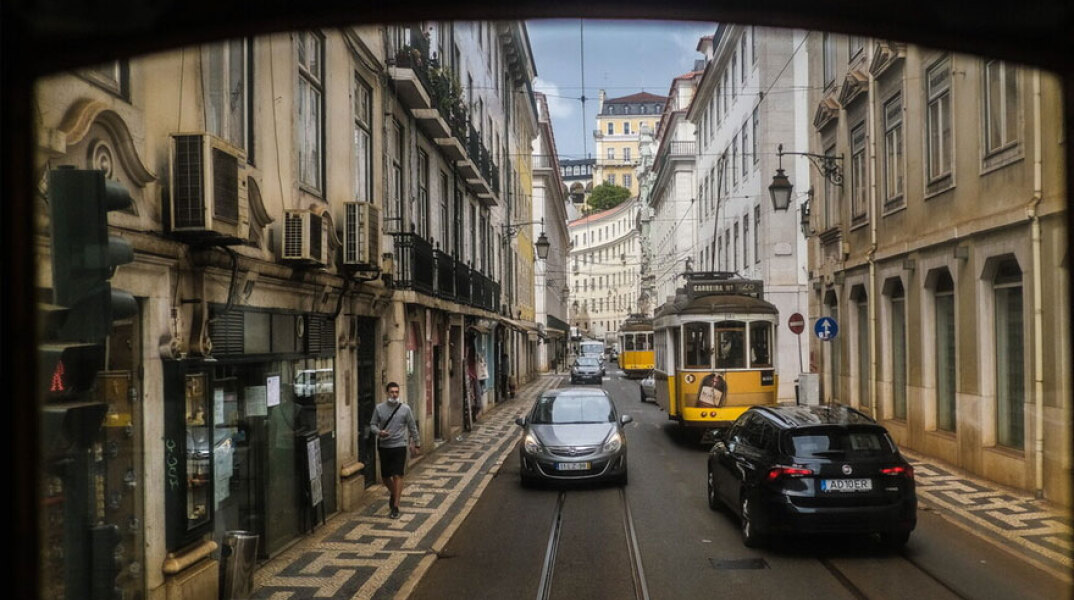 Αυτοκίνητα και συρμοί του Τραμ στη Λισαβόνα (ΦΩΤΟ ΑΡΧΕΙΟΥ) - Η Πορτογαλία έχει εμβολιάσει πλήρως για κορωνοϊό το 80% του πληθυσμού της