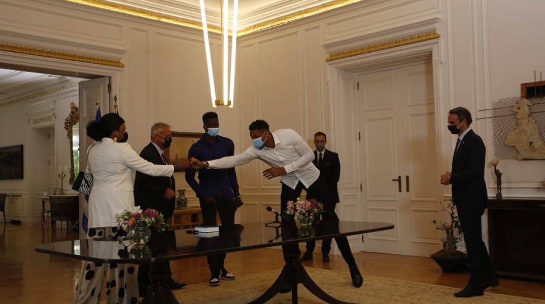 Έλληνες πολιτογραφήθηκαν η Βερόνικα και ο Άλεξ Αντετοκούνμπο 