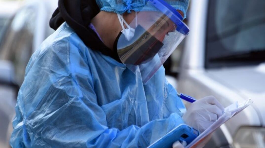 Κλιμάκιο ΕΟΔΥ διενεργεί τεστ κορωνοϊού