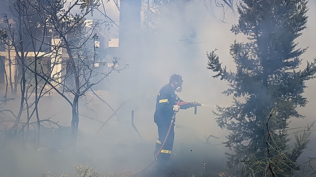 Φωτιά στους πρόποδες της Πάρνηθας