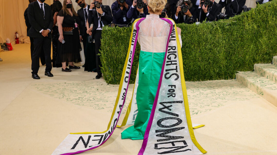 5 σύνολα με κοινωνικό μήνυμα στο φετινό Met Gala