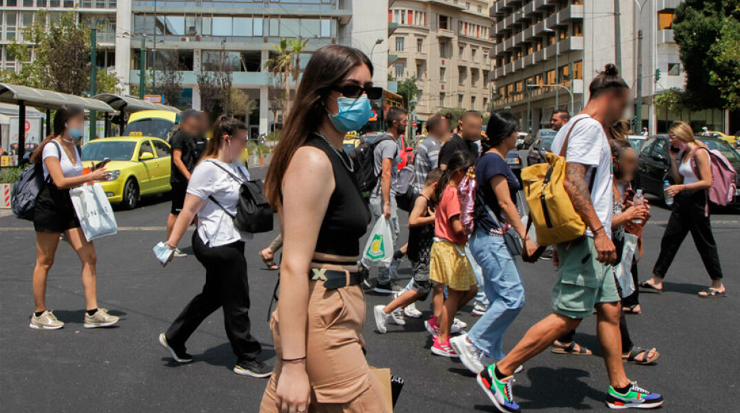 Κοπέλα με μάσκα στη διάβαση πεζών στην πλατεία Συντάγματος (ΦΩΤΟ ΑΡΧΕΙΟΥ) - Τα κρούσματα κορωνοϊού θα ανέβουν το επόμενο χρονικό διάστημα, προειδοποίησε ο Δημοσθένης Σαρηγιάννης