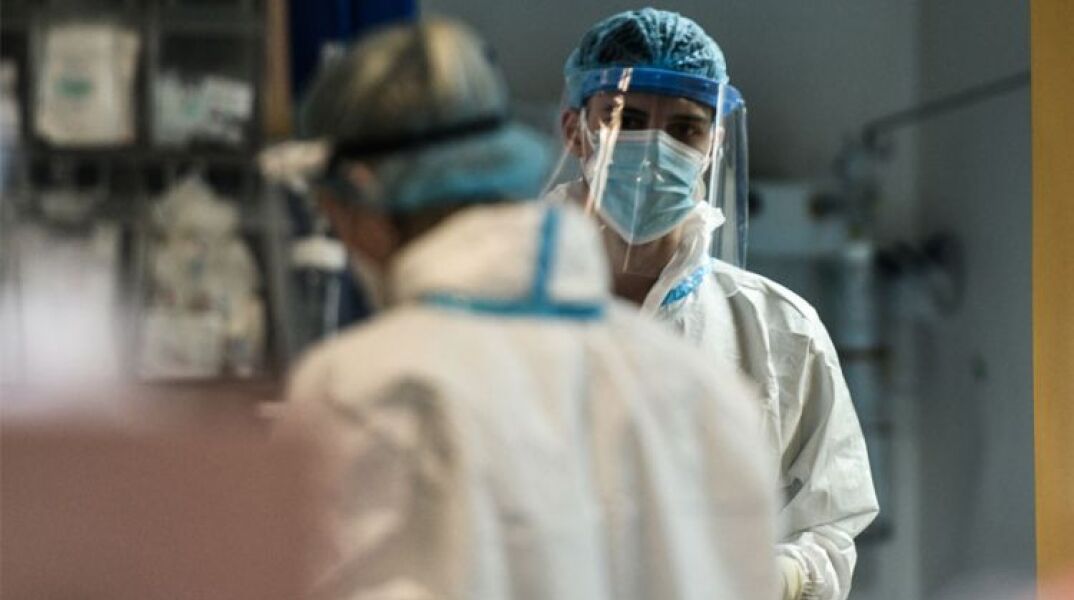 Γιατρός με μάσκα για κορωνοϊό σε ΜΕΘ (ΦΩΤΟ ΑΡΧΕΙΟΥ)