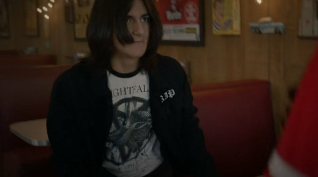 Ο χαρακτήρας Fiddler στην τηλεοπτική σειρά Stargirl με μπλουζάκι Nightfall