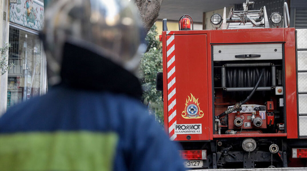 Πυροσβέστης δίπλα σε πυροσβεστικό όχημα (ΦΩΤΟ ΑΡΧΕΙΟΥ) - Νεκρή γυναίκα στον Άγιο Δημήτριο μέσα σε διαμέρισμα όπου νωρίτερα εκδηλώθηκε φωτιά