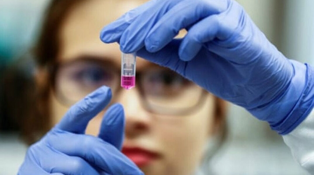 Υγειονομικός στο εργαστήριο κατά τη διάρκεια ελέγχου για τεστ αντισωμάτων για τον κορωνοϊό (ΦΩΤΟ ΑΡΧΕΙΟΥ)