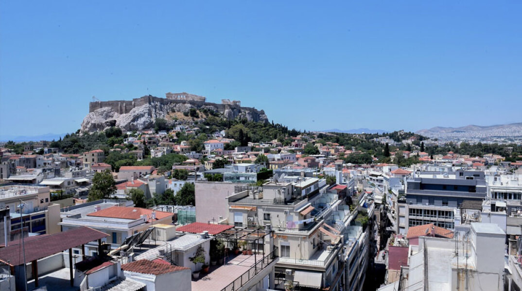 Σπίτια στην Αθήνα με φόντο την Ακρόπολη (ΦΩΤΟ ΑΡΧΕΙΟΥ) - Μέσα στις επόμενες ημέρες τα ειδοποιητήρια του ΕΝΦΙΑ με διπλή δόση για τους ιδιοκτήτες ακινήτων