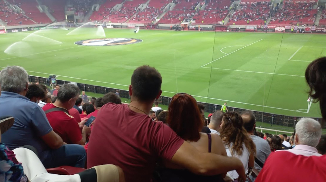 Καταγραφή: Στο γήπεδο «Καραϊσκάκης» για τον αγώνα του Ολυμπιακού, όπου είχαν πρόσβαση μόνο εμβολιασμένοι θεατές