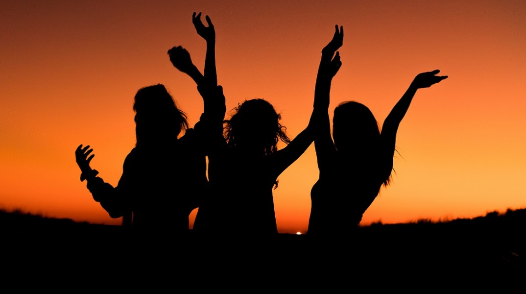 Οι σιλουέτες τριών κοριτσιών