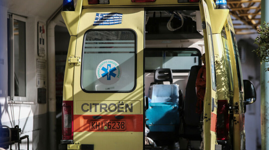 Ασθενοφόρο ΕΚΑΒ (ΦΩΤΟ ΑΡΧΕΙΟΥ) - Δύο νεκροί σε τροχαίο δυστύχημα στο Καματερό