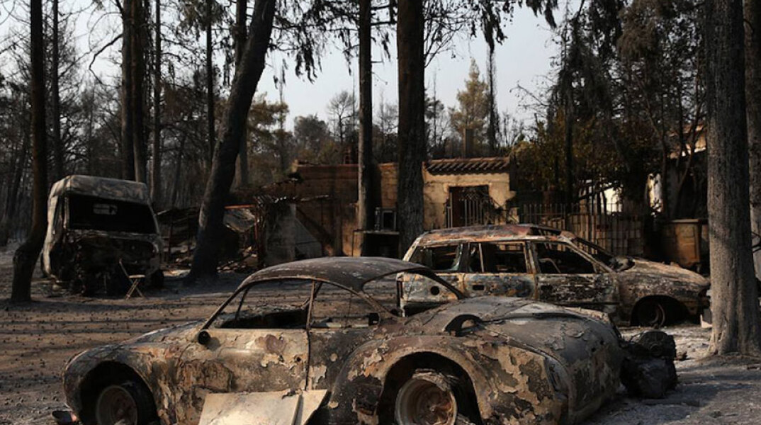 Καμένα αυτοκίνητα στη Βαρυπόμπη μετά τις πυρκαγιές τον Αύγουστο (ΦΩΤΟ ΑΡΧΕΙΟΥ)