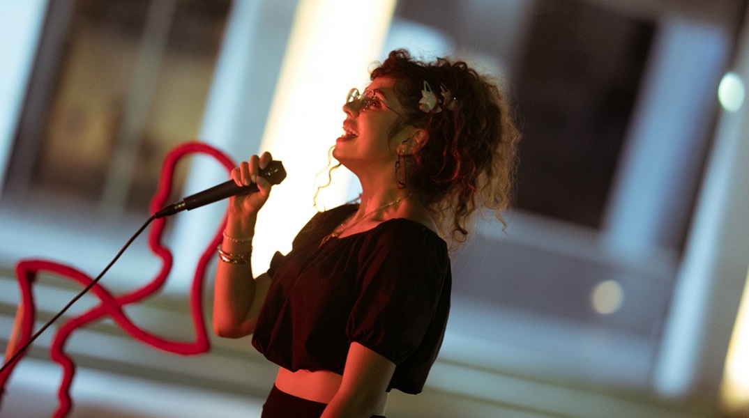 Η Νεφέλη Meg κατά τη διάρκεια μιας παράστασης stand-up.