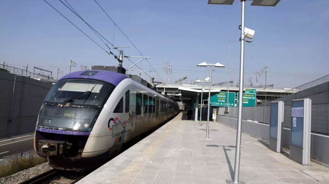 Συρμός σε σταθμό στον Προαστιακό Σιδηρόδρομο (ΦΩΤΟ ΑΡΧΕΙΟΥ) - Κανονικά τα δρομολόγια σήμερα Παρασκευή 17 Σεπτεμβρίου 2021 από και προς το αεροδρόμιο, σύμφωνα με την ΤΡΑΙΝΟΣΕ