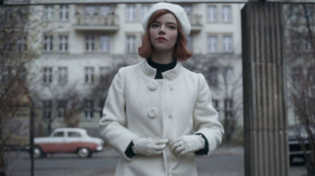 Η ηθοποιός Άνια Τέιλορ-Τζόι ως Μπεθ στο «Γκαμπί της Βασίλισσας»