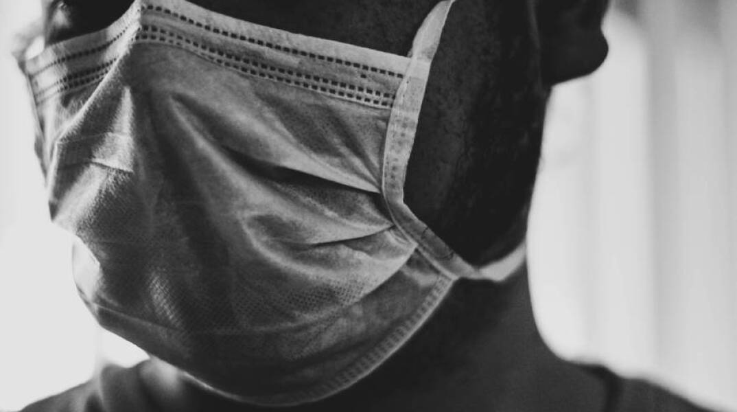 Άντρας φοράει μάσκα κατά του κορωνοιού