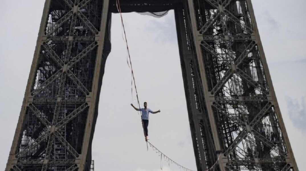 Νατάν Πολέν περπάτησε σε τεντωμένο σχοινί από τον Πύργο του Άιφελ στην απέναντι όχθη του Σηκουάνα