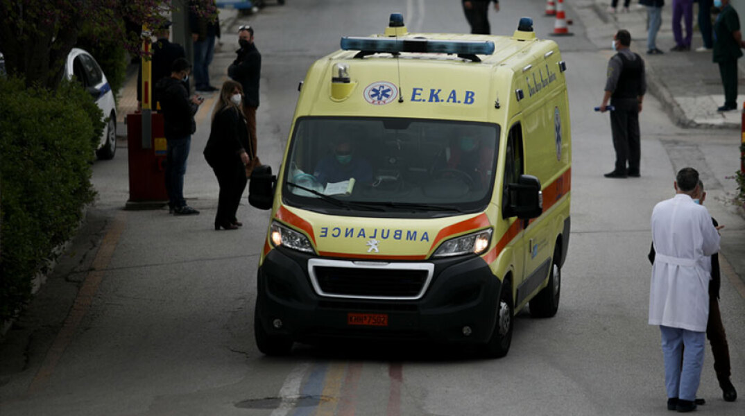 Ασθενοφόρο του ΕΚΑΒ (ΦΩΤΟ ΑΡΧΕΙΟΥ) - 6χρονος στην Πάτρα διασωληνώθηκε στη ΜΕΘ μετά από ατύχημα με καρτ