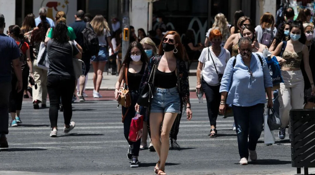 Κοπέλα με μάσκα για τον κορωνοϊό στο Σύνταγμα (ΦΩΤΟ ΑΡΧΕΙΟΥ) - 1.305 νέα κρούσματα κορωνοϊού ανακοίνωσε σήμερα Κυριακή 19 Σεπτεμβρίου 2021 ο ΕΟΔΥ