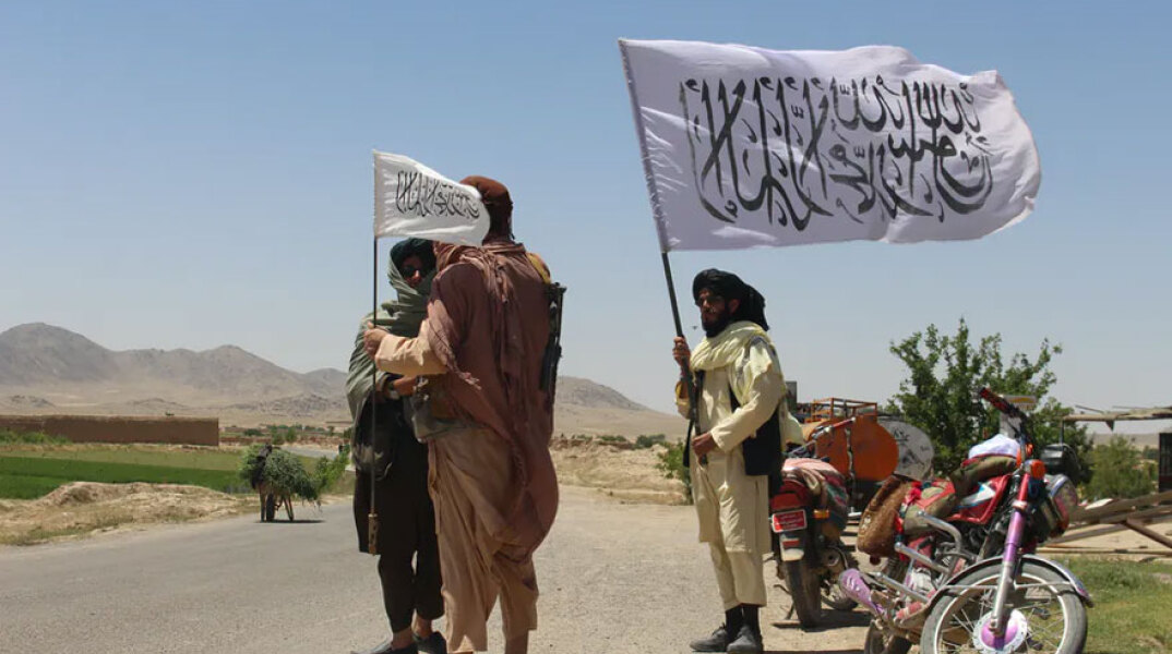 Ταλιμπάν σε σημείο ελέγχου κεντρικής οδικής αρτηρίας στο Αφγανιστάν