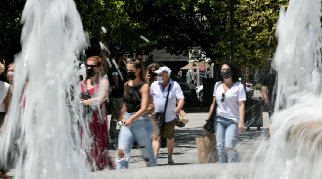 Πολίτες με μάσκα για τον κορωνοϊό στο Σύνταγμα (ΦΩΤΟ ΑΡΧΕΙΟΥ) - Έντονη ζέστη είχε ο καιρός σήμερα Κυριακή 19 Σεπτεμβρίου 2021