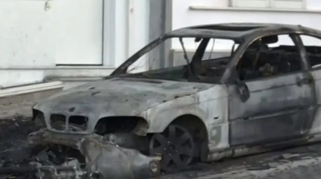 Ηλιούπολη: Εκαψαν το ΙΧ του αστυνομικού που κρατούσε αιχμάλωτη και εξέδιδε την 19χρονη 