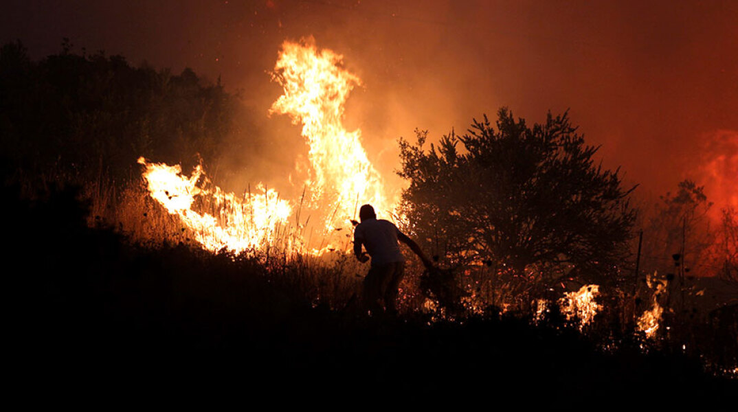 Δασική πυρκαγιά (ΦΩΤΟ ΑΡΧΕΙΟΥ) - Δύσκολη νύχτα στη Νέα Μάκρη όπου εκδηλώθηκε μεγάλη φωτιά κοντά στο μοναστήρι του Αγίου Εφραίμ και την περιοχή Λιβίσι, μπαίνοντας μέσα στον αστικό ιστό