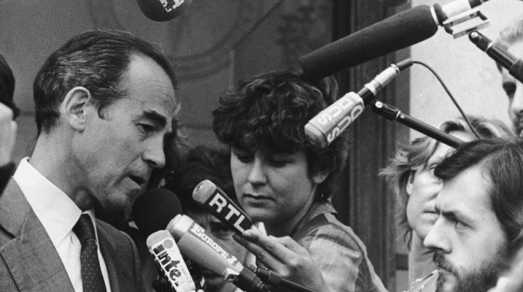 Ο Γάλλος υπουργός Δικαιοσύνης Ρόμπερτ Μπαντιντέρ συνομιλεί με δημοσιογράφους έξω από το παλάτι των Ηλυσίων, μετά την πρότασή του για κατάργηση της θανατικής ποινής