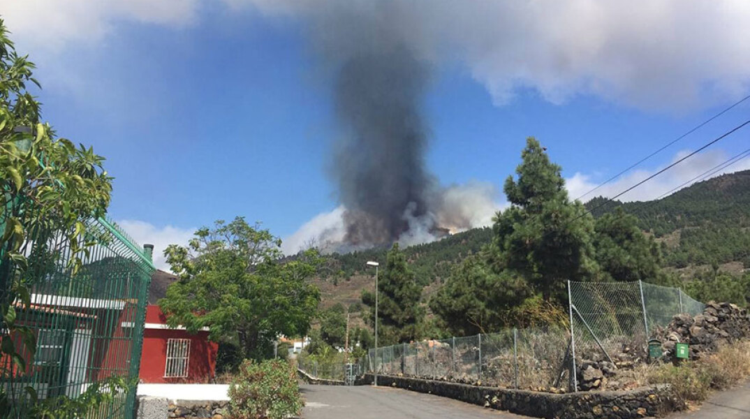 Στήλη πυκνού μαύρου καπνού και στάχτης στη νήσο Λα Πάλμα μετά την έκρηξη του ηφαιστείου στην Ισπανία