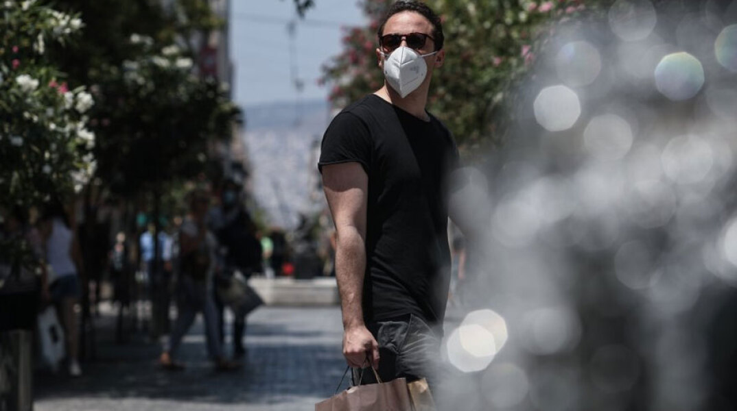Άνδρας με μάσκα για τον κορωνοϊό στο κέντρο της Αθήνας (ΦΩΤΟ ΑΡΧΕΙΟΥ) - Τα νέα κρούσματα σήμερα Δευτέρα 20 Σεπτεμβρίου 2021 ανακοίνωσε ο ΕΟΔΥ