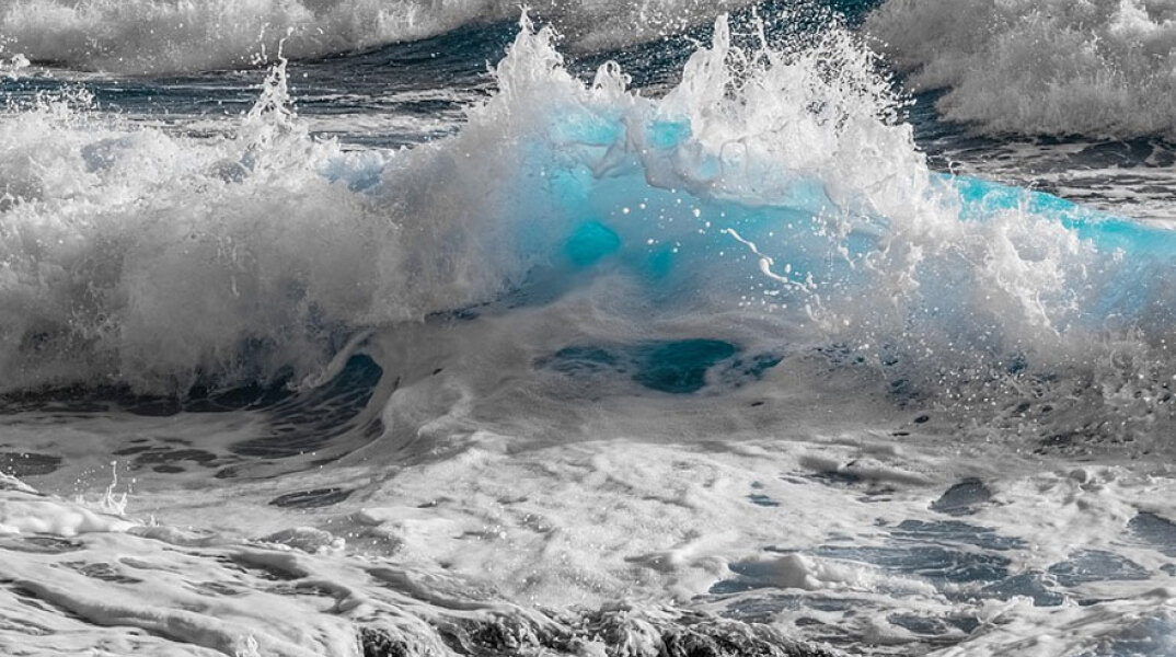 Κύματα (ΦΩΤΟ ΑΡΧΕΙΟΥ) - Πτώμα γυναίκας εντοπίστηκε στη θάλασσα στο Παλαιό Φάληρο