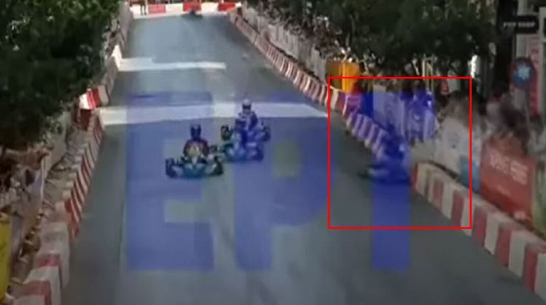 Η στιγμή που το καρτ πέφτει πάνω στα προστατευτικά στην Πάτρα 