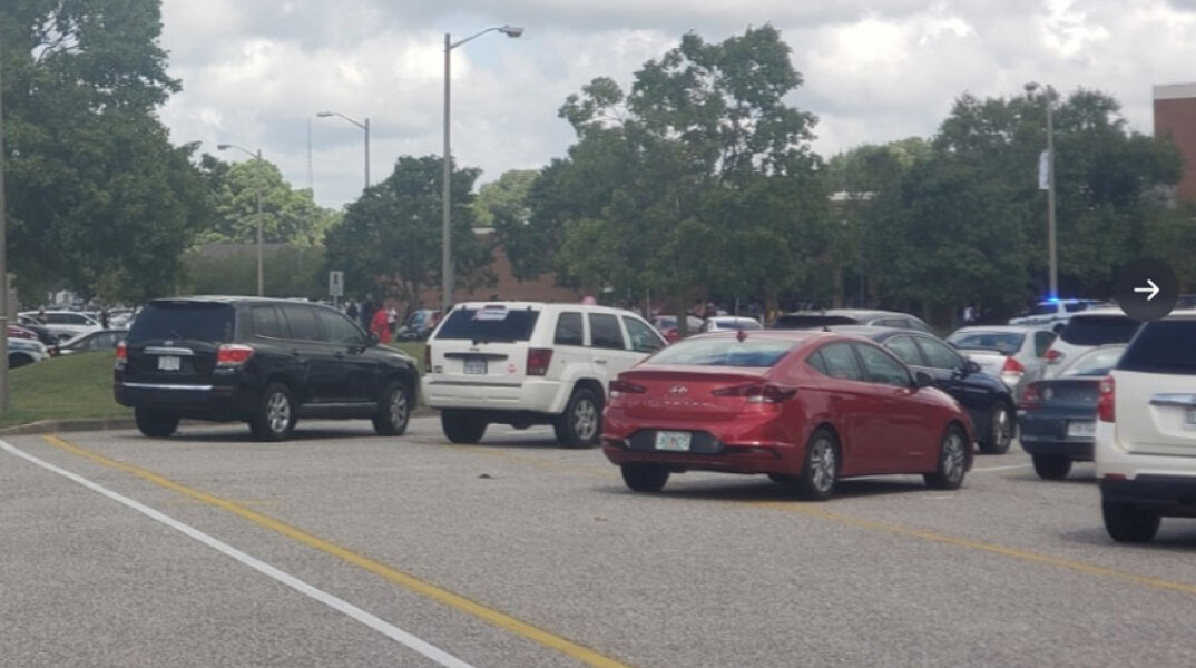 Αυτοκίνητα στον προαύλιο χώρο έξω από το σχολείο στη Βιρτζίνια των ΗΠΑ όπου ένοπλος άνοιξε πυρ