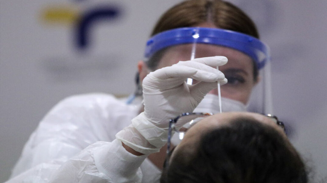 Υγειονομικός διενεργεί δωρεάν rapid test για τον κορωνοϊό (ΦΩΤΟ ΑΡΧΕΙΟΥ) - Σε 156 σημεία τα κινητά κλιμάκια του ΕΟΔΥ την Τρίτη 21 Σεπτεμβρίου 2021