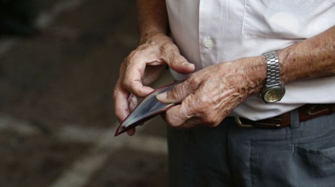 Συνταξιούχος (ΦΩΤΟ ΑΡΧΕΙΟΥ) - Ανακοινώθηκαν πότε καταβάλλονται οι συντάξεις Οκτωβρίου