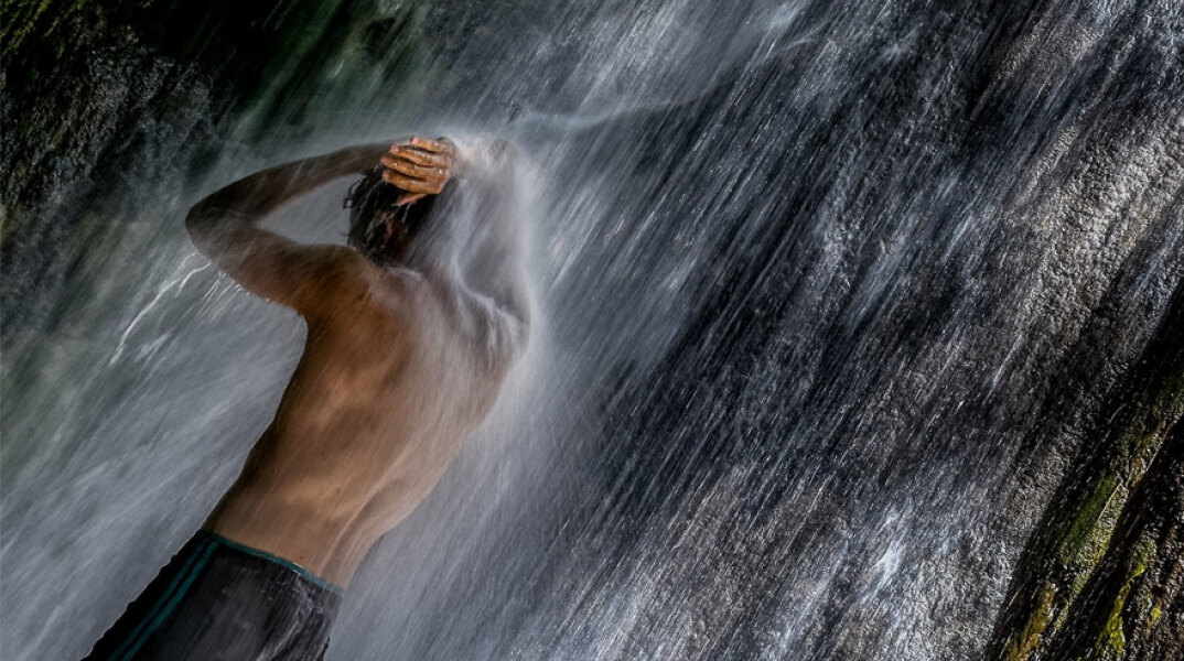 Άνδρας σε καταρράκτη (ΦΩΤΟ ΑΡΧΕΙΟΥ) - Ζεστός ο καιρός σήμερα Δευτέρα 20 Σεπτεμβρίου 2021 με «39άρια» στην Κρήτη