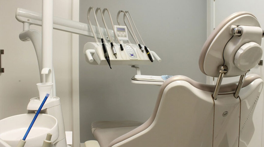 Οδοντιατρείο (ΦΩΤΟ ΑΡΧΕΙΟΥ) - Το Υπουργείο Υγείας τοποθετήθηκε επίσημα για την επίσκεψη σε οδοντίατρο και το πότε είναι υποχρεωτικό το rapid test