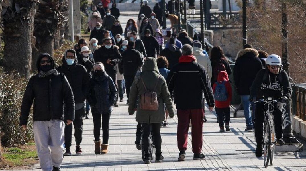 Πολίτες σε βόλτα στον Φλοίσβο