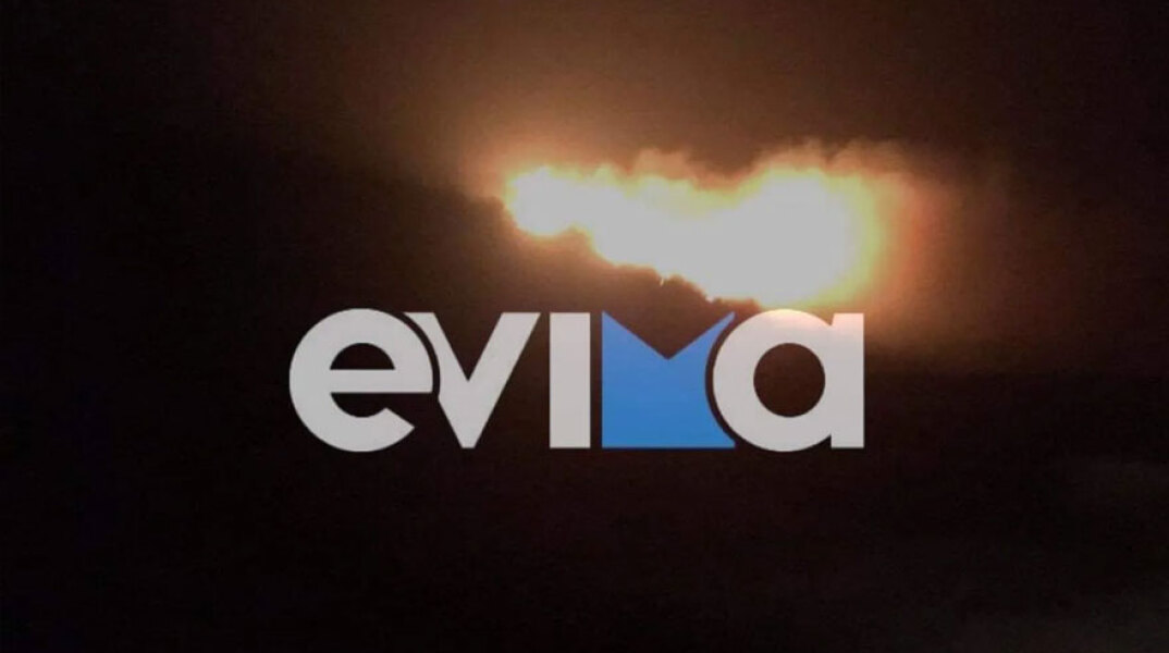 Εύβοια: Η φωτιά που καίει σε δύσβατο σημείο στην Κάρυστο