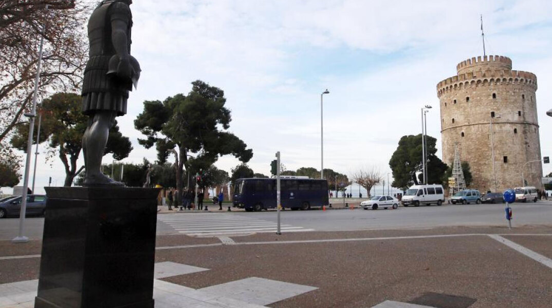 Ο Λευκός Πύργος και το άγαλμα του Φιλίππου Β' στη Θεσσαλονίκη (ΦΩΤΟ ΑΡΧΕΙΟΥ) - Σημαντική διασπορά κορωνοϊού στην πόλη καταγράφεται την τελευταία εβδομάδα