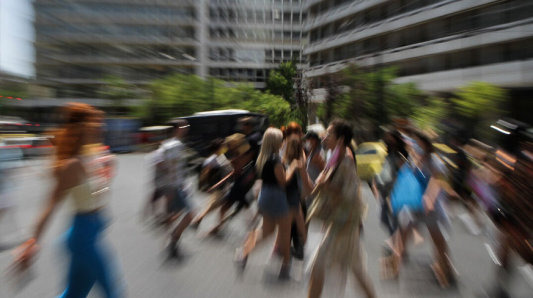 Πολίτες διασχίζουν τη διάβαση στην πλατεία Συντάγματος (ΦΩΤΟ ΑΡΧΕΙΟΥ) - Τα νέα κρούσματα κορωνοϊού σήμερα Τρίτη 21 Σεπτεμβρίου 2021 ανακοίνωσε ο ΕΟΔΥ