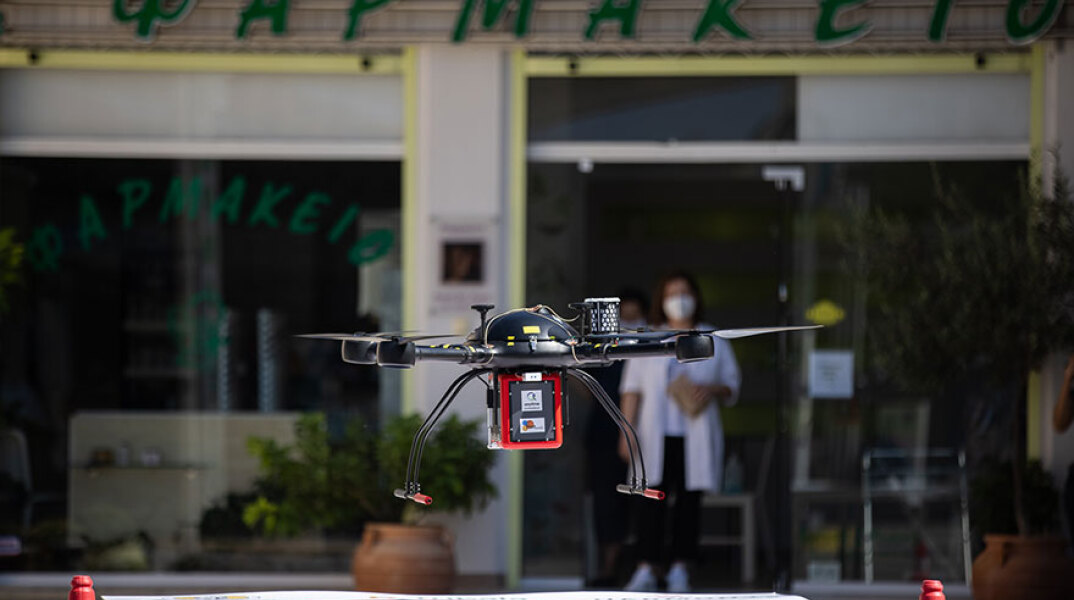 Το drone στα Τρίκαλα που μετέφερε φάρμακα στο πλαίσιο πιλοτικού προγράμματος με ευρωπαϊκή χρηματοδότηση για πτήσεις σε απομακρυσμένα χωριά