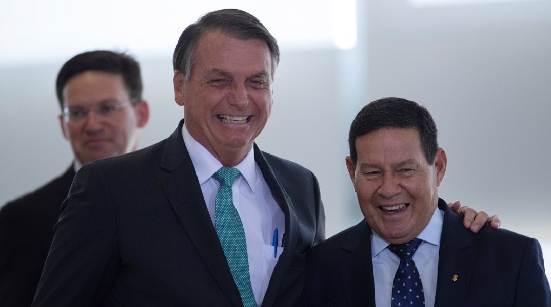 O πρόεδρος της Βραζιλίας Ζάιχ Μπολσονάρου με στέλεχος της κυβέρνησης του