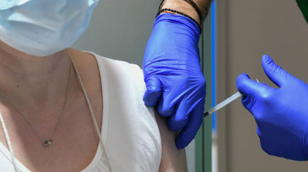 Χορήγηση εμβολίου για κορωνοϊό (ΦΩΤΟ ΑΡΧΕΙΟΥ) - Τρεις συλλήψεις στο ΙΚΑ Αλεξάνδρας για εικονικούς εμβολιασμούς, με 75χρονη γιατρό να συλλαμβάνεται επ' αυτοφώρω 