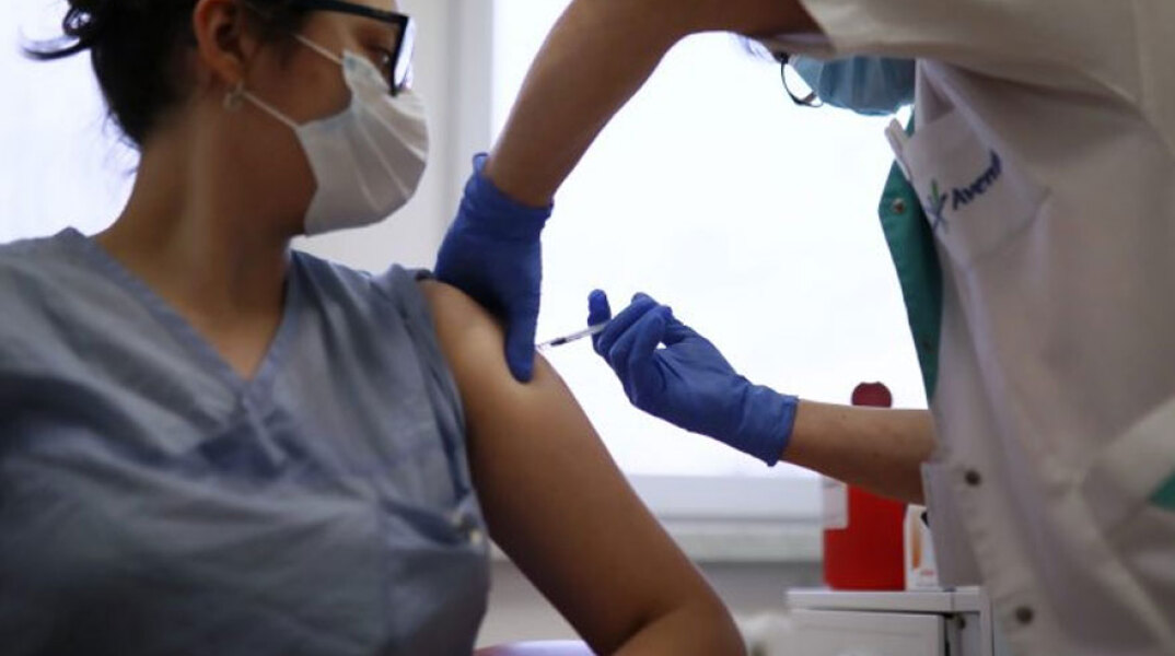 Υγειονομικός χορηγεί εμβόλιο κατά της Covid-19 (ΦΩΤΟ ΑΡΧΕΙΟΥ) - Σύζυγος αρνητής στον Καναδά χτύπησε νοσοκόμα που εμβολίασε τη γυναίκα του χωρίς την άδειά του