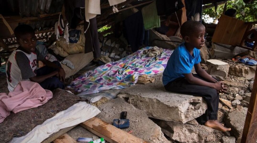 Αϊτή: Αγόρι κάθεται πάνω στα ερείπια κτίσματος