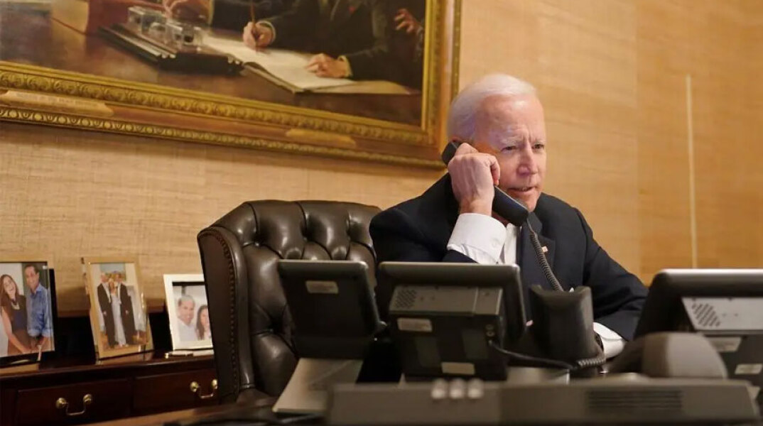 Ο πρόεδρος των ΗΠΑ Τζο Μπάιντεν μιλά στο τηλέφωνο (ΦΩΤΟ ΑΡΧΕΙΟΥ) - Πραγματοποιήθηκε η πρώτη τηλεφωνική επικοινωνία με τον Εμανουέλ Μακρόν μετά τη συμφωνία AUKUS